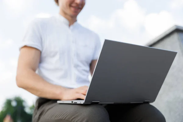 Imagem Recortada Homem Negócios Sorrindo Usando Computador Portátil Enquanto Sentado — Fotografia de Stock