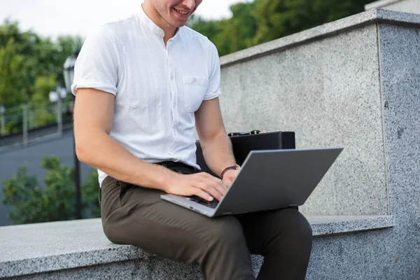 Immagine Ritagliata Piacevole Uomo Affari Con Valigetta Utilizzando Computer Portatile — Foto Stock