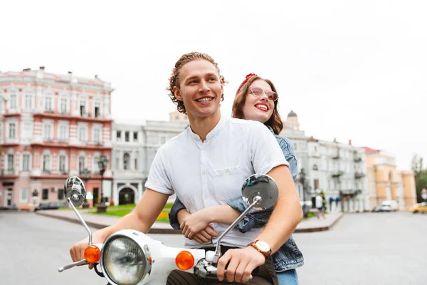 都市通りで一緒にバイクに乗って興奮若いカップルの肖像画 — ストック写真