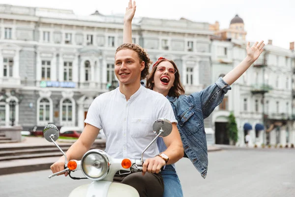 Retrato Jovem Casal Animado Andando Moto Juntos Rua Cidade — Fotografia de Stock