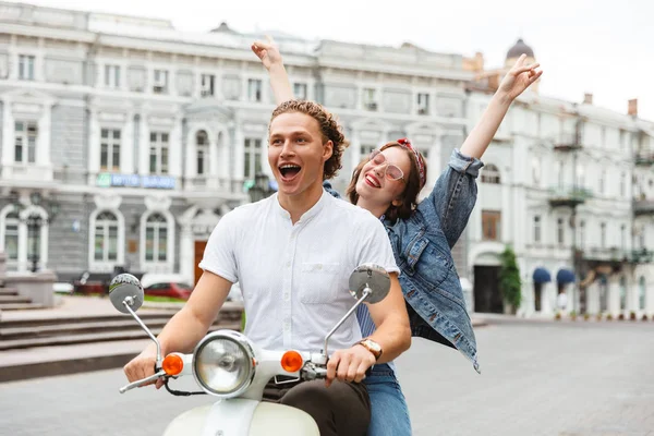 Retrato Jovem Casal Alegre Andando Moto Juntos Rua Cidade — Fotografia de Stock