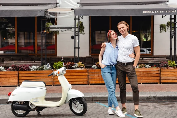 Felice Giovane Coppia Piedi Insieme Con Moto Città Strada — Foto Stock