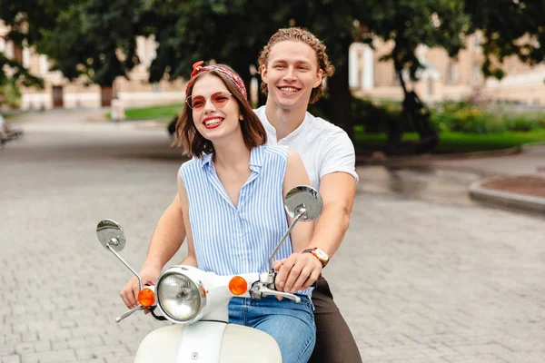 Retrato Jovem Casal Feliz Andando Moto Juntos Rua Cidade — Fotografia de Stock