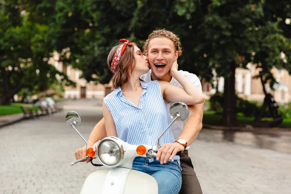 都市通りで一緒にバイクに乗って素敵な若いカップルの肖像画 — ストック写真