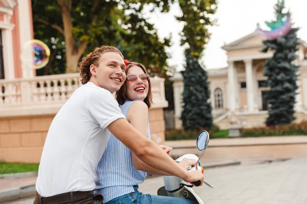 Retrato Jovem Casal Feliz Andando Moto Juntos Rua Cidade — Fotografia de Stock