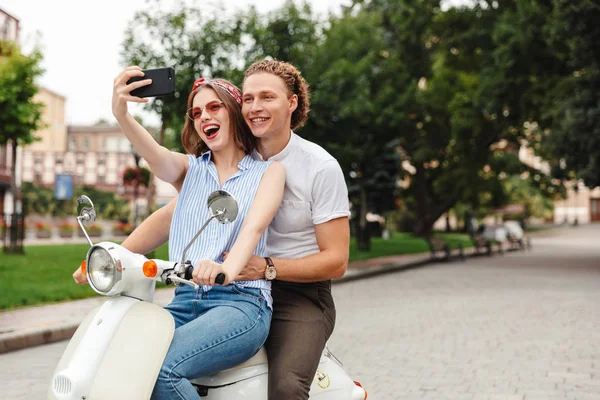 Retrato Jovem Casal Alegre Andando Moto Juntos Rua Cidade Tirando — Fotografia de Stock