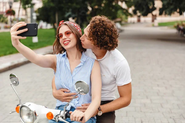 Retrato Jovem Casal Feliz Andando Moto Juntos Rua Cidade Tirando — Fotografia de Stock