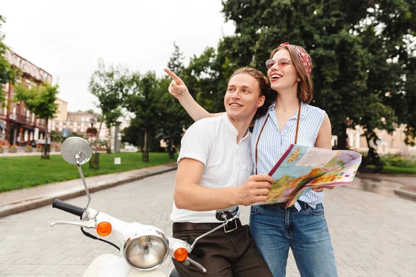 Boldog Fiatal Pár Állandó Együtt Város Utcája Motorkerékpár Elemzése Várostérkép — Stock Fotó