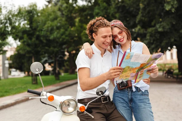 Jovem Feliz Lindo Casal Usando Mapa Cidade Enquanto Estão Juntos — Fotografia de Stock