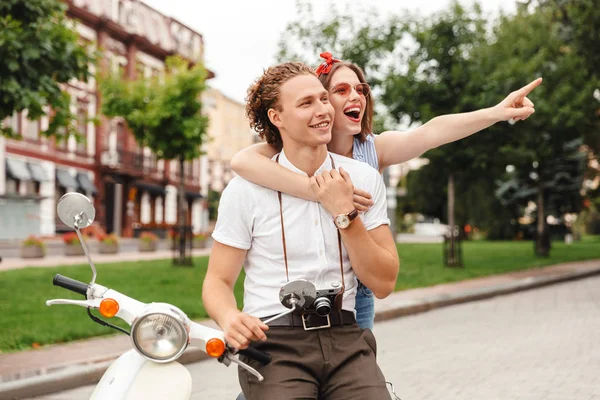 Fröhliche Junge Schöne Paar Posiert Zusammen Mit Retro Roller Beim — Stockfoto