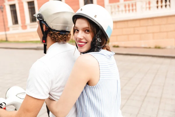 Retrato Jovem Casal Sorridente Capacetes Andando Moto Juntos Rua Cidade — Fotografia de Stock