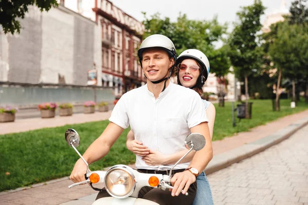 Portrait Joyful Young Couple Helmets Riding Motorbike Together City Street — Stock Photo, Image