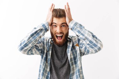 Çığlık beyaz, izole bir rahatsız Genç sakallı adam ayakta portresi