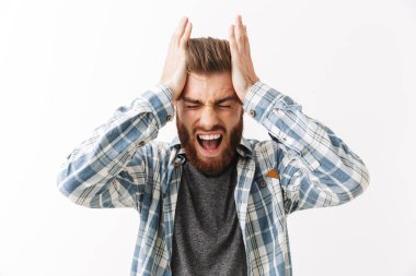 Çığlık beyaz, izole bir tahriş olmuş genç sakallı adam ayakta portresi