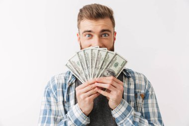 Para banknot gösterilen beyaz üzerinde izole ayakta memnun Genç sakallı adam portresi