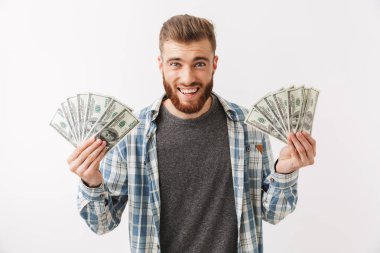 Para banknot gösterilen beyaz üzerinde izole bir mutlu genç sakallı adam ayakta portresi