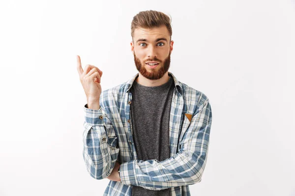 一个兴奋的年轻胡子男子站在白色的孤立 指着手指向上的肖像 — 图库照片