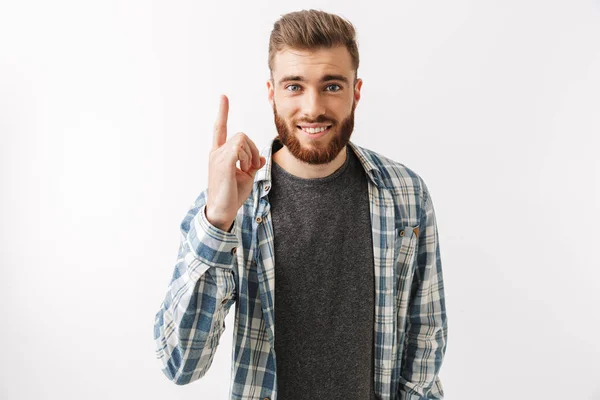 Retrato Joven Barbudo Sonriente Parado Aislado Sobre Blanco Señalando Con —  Fotos de Stock