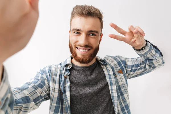 Portrét Veselý Vousatý Mladík Stojící Izolované Nad Bílou Přičemž Selfie — Stock fotografie