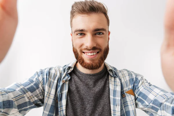 Retrato Joven Barbudo Alegre Parado Aislado Sobre Blanco Tomando Una — Foto de Stock