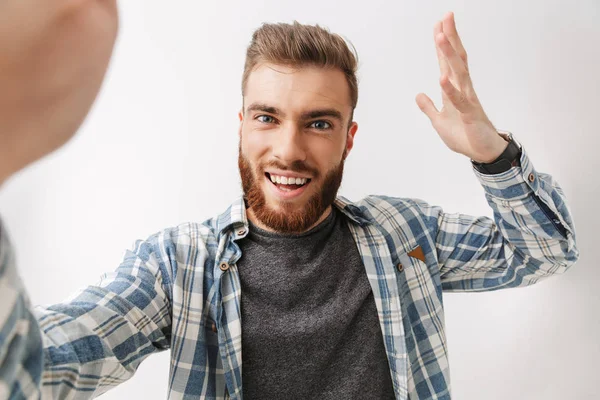 Bir Selfie Alarak Üzerinde Beyaz Izole Bir Mutlu Genç Sakallı — Stok fotoğraf