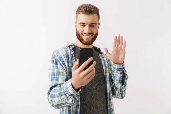 陽気な若い髭の男の白で分離に立って手を振って Selfie を取って肖像画 — ストック写真
