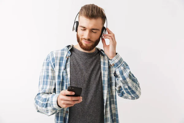 Blij Bebaarde Man Het Shirt Koptelefoon Luisteren Van Muziek Met — Stockfoto