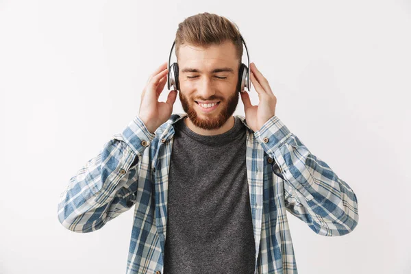 Homem Barbudo Feliz Camisa Fones Ouvido Ouvir Música Com Olhos — Fotografia de Stock