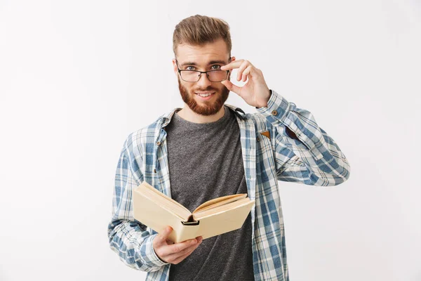 Ler Skäggig Man Skjorta Och Glasögon Håller Bok Medan Tittar — Stockfoto