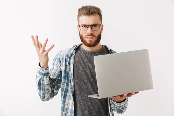 Homem Barbudo Descontente Camisa Óculos Segurando Computador Portátil Enquanto Olha — Fotografia de Stock