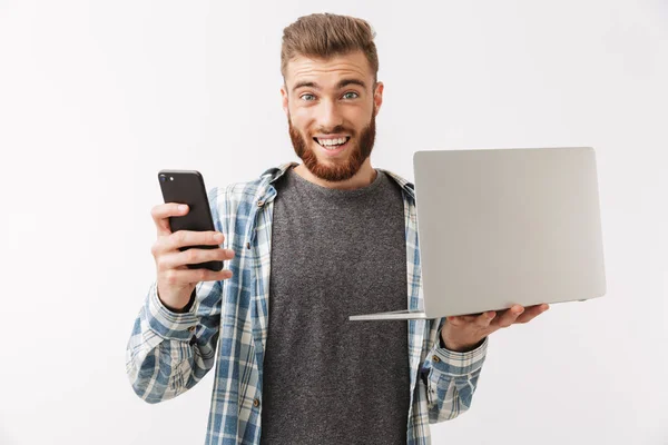 Portret Van Een Zelfverzekerde Jonge Bebaarde Man Boven Wit Geïsoleerd — Stockfoto