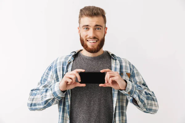 Retrato Jovem Barbudo Confiante Isolado Sobre Branco Mostrando Telefone Celular — Fotografia de Stock