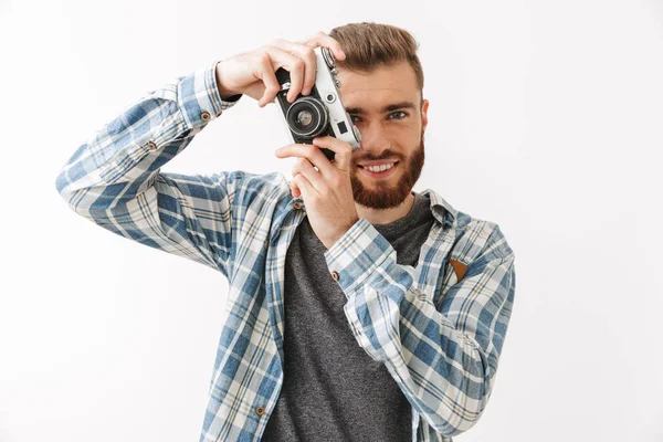 Portret Van Een Zelfverzekerde Jonge Bebaarde Man Boven Wit Geïsoleerd — Stockfoto