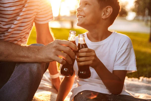 Perto Pai Passar Tempo Com Filho Parque Beber Bebidas Gaseificadas — Fotografia de Stock