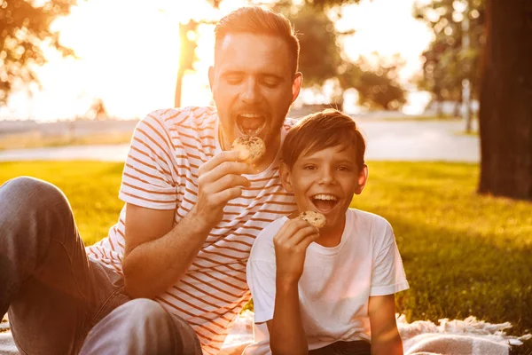 Happy Father Spending Time His Little Son Park Eating Cookies — Stock Photo, Image