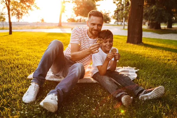 Cheerful Father Spending Time His Little Son Park Eating Cookies — Stock Photo, Image