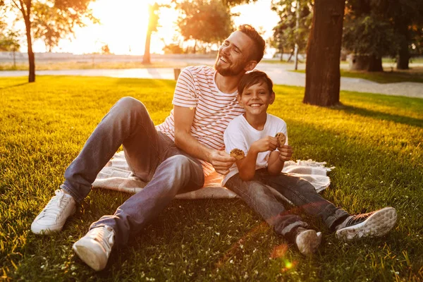 Happy Father Spending Time His Little Son Park Eating Cookies — Stock Photo, Image