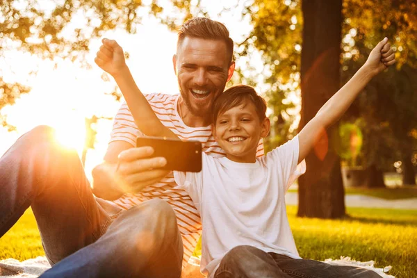 Imagem Pai Jovem Feliz Ter Descanso Com Seu Filho Livre — Fotografia de Stock