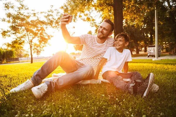 Imagem Pai Jovem Feliz Ter Descanso Com Seu Filho Livre — Fotografia de Stock