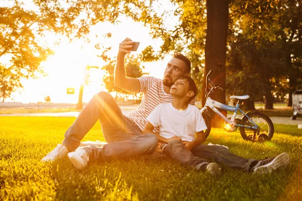 Alegre Padre Hijo Divierten Juntos Parque Verde Tomando Una Selfie — Foto de Stock