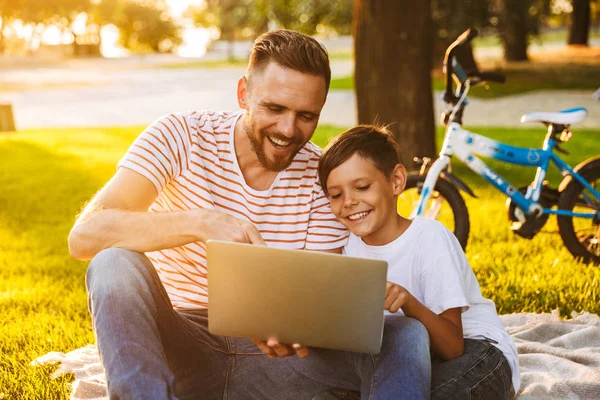 Vidám Apa Fia Együtt Szórakozik Zöld Parkban Laptop Számítógép Segítségével — Stock Fotó