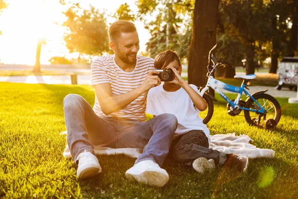 Alegre Padre Hijo Divierten Juntos Parque Verde Tomando Una Foto — Foto de Stock