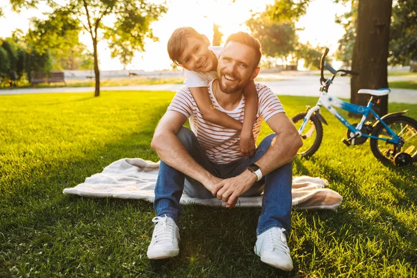 Emocionado Pai Seu Filho Divertindo Juntos Parque Verde Sentado Cobertor — Fotografia de Stock