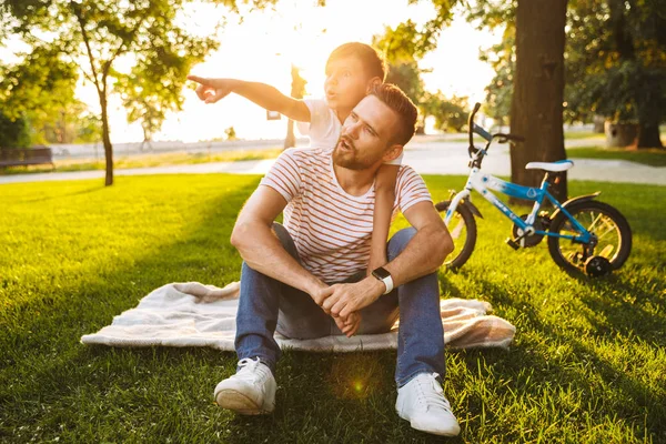 Emocionado Pai Seu Filho Divertindo Juntos Parque Verde Sentado Cobertor — Fotografia de Stock