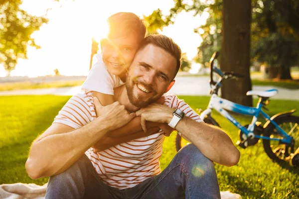 Happy Father His Son Having Fun Together Green Park Sitting — Stock Photo, Image