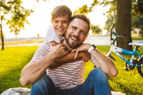 Laughing Father His Son Having Fun Together Green Park Sitting — Stock Photo, Image