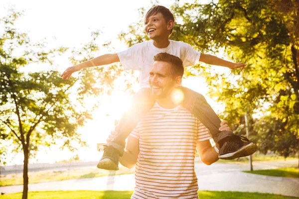 Obrázek Šťastný Mladý Muž Otce Baví Svým Synem Venku Parku — Stock fotografie