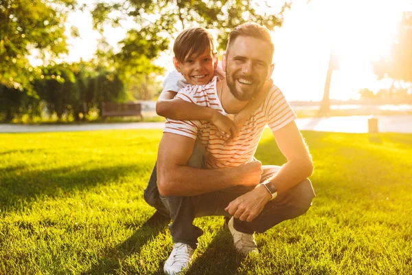 Emocionado Padre Pasar Tiempo Con Pequeño Hijo Parque Jugando Una —  Fotos de Stock