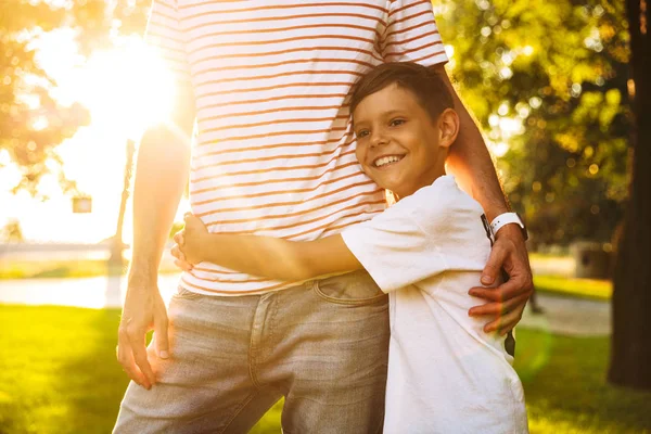 Šťastný Chlapec Objímala Jeho Otec Když Stál Parku — Stock fotografie