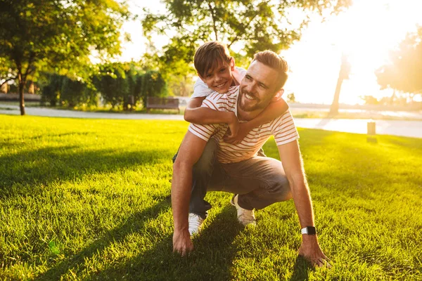 Šťastný Otec Trávil Čas Jeho Malým Synem Parku Hraní Trávě — Stock fotografie
